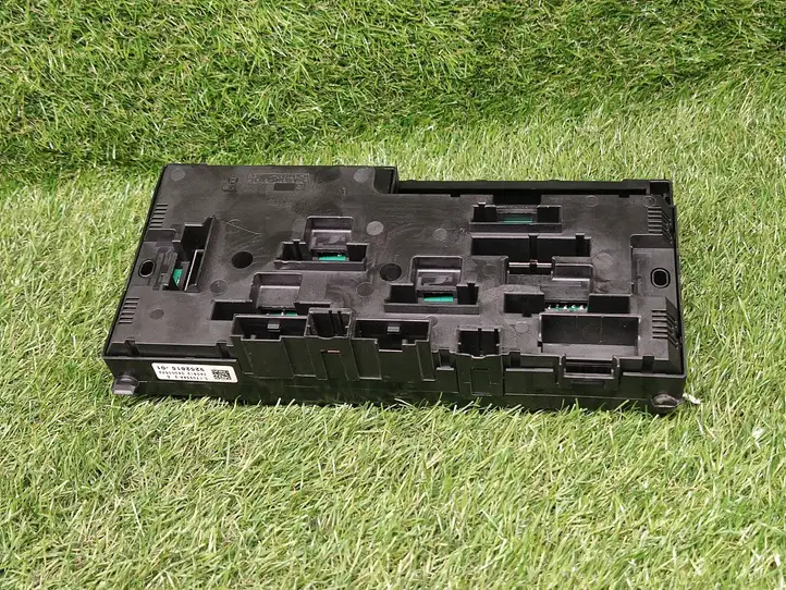 BMW 5 F10 F11 (2009 - 2016)  9252815 Блок предохранителей