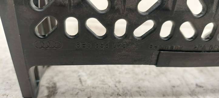 Audi A4 (2000 - 2006)  8E0858075 Другая деталь панели