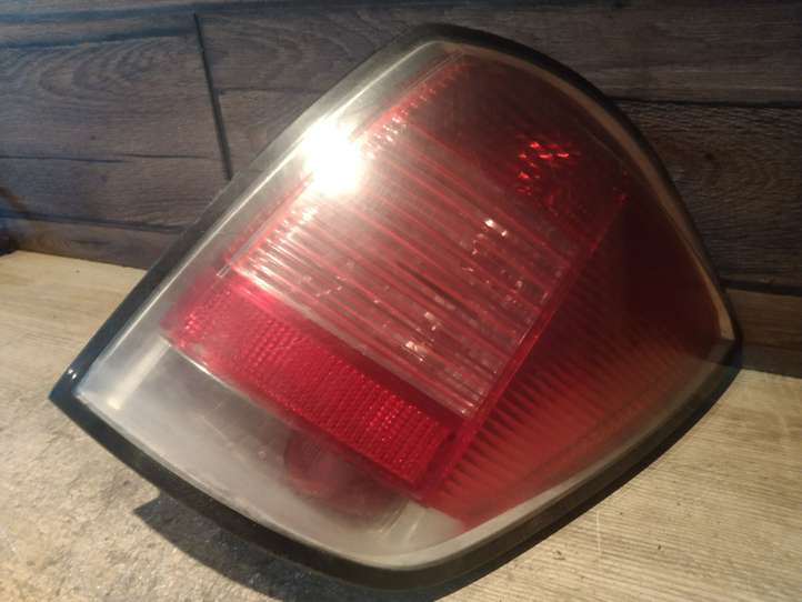 Opel Astra (2004 - 2009)  24451840 Задний фонарь в кузове