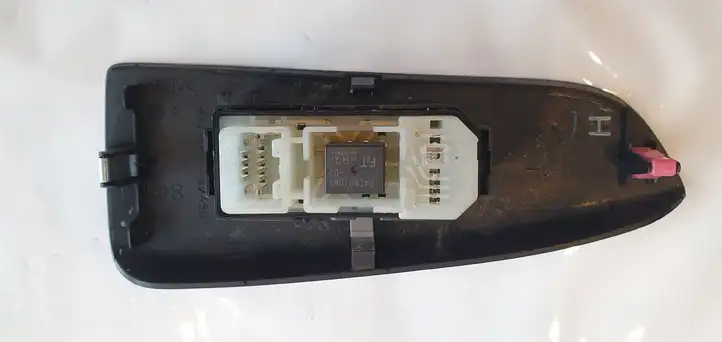 Toyota Land Cruiser (J120) (2002 - 2009) 8404060052 Блок кнопок стеклоподъемников — фото 3