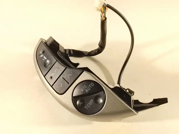 Toyota Prius (XW20) (2003 - 2009) F70CV142 Кнопки на рулевом колесе — фото 1
