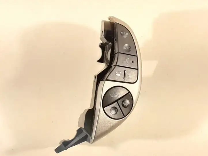 Toyota Prius (XW20) (2003 - 2009) F70CV164 Кнопки на рулевом колесе — фото 1