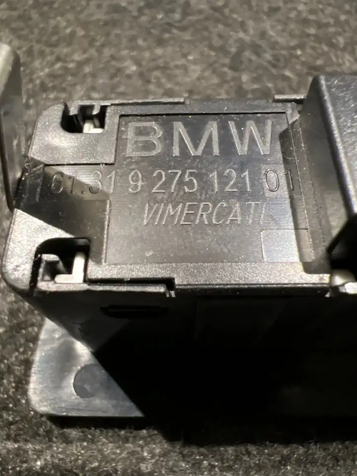 BMW 5 F10 F11 (2009 - 2016) 9275121 Кнопка закрытия багажника — фото 2
