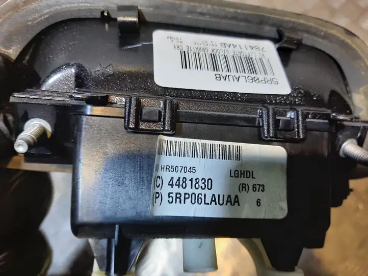 Chrysler Pacifica (2016 - ) 5RP06LAUAA Ручка крышки багажника — фото 2