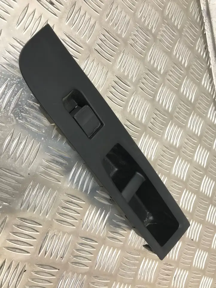 Toyota Yaris (2019 - ) 742320D710 Блок кнопок стеклоподъемников — фото 3