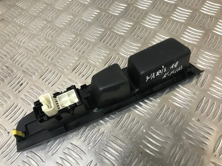 Toyota Yaris (2019 - ) 742320D710 Блок кнопок стеклоподъемников — фото 4