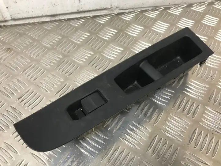 Toyota Yaris (2014 - 2019) 742320D710 Блок кнопок стеклоподъемников — фото 3