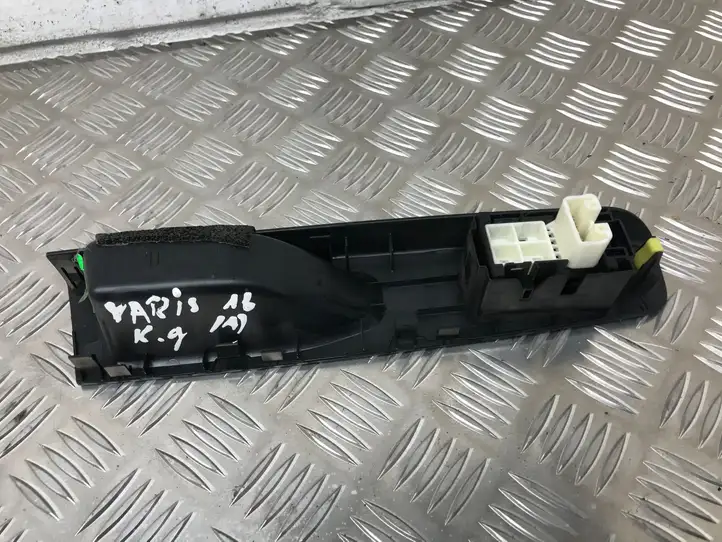 Toyota Yaris (2014 - 2019) 742720D400 Блок кнопок стеклоподъемников — фото 4