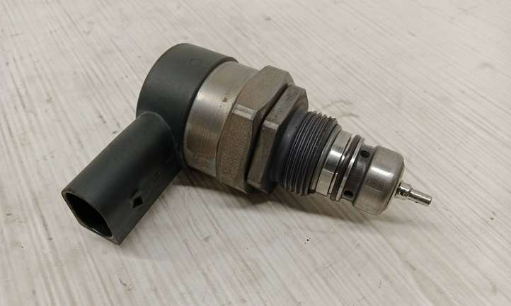 BMW 3 F30 F35 F31 (2012 - 2018)  0281002949 Регулятор давления топлива