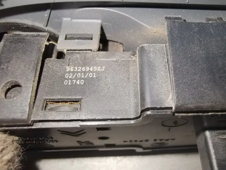 Citroen C5 (2001 - 2004) 96326945ZJ Кнопка стеклоподъемников — фото 3
