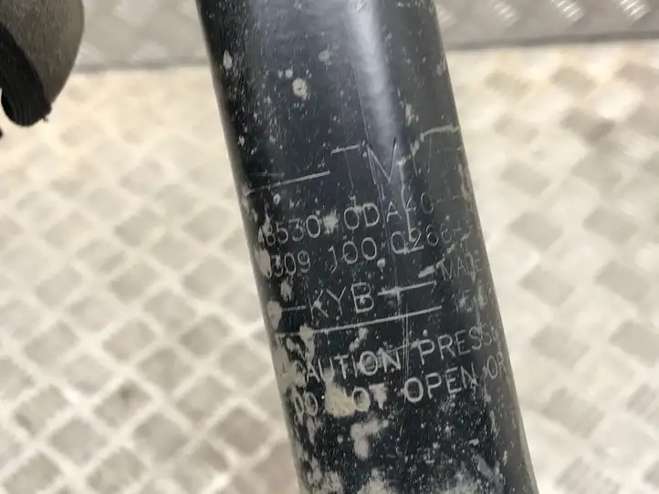 Toyota Yaris (2014 - 2019) 485300DA40 Задний aмортизатор — фото 2