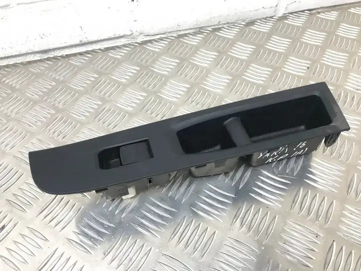 Toyota Yaris (2014 - 2019) 742320D710 Блок кнопок стеклоподъемников — фото 1