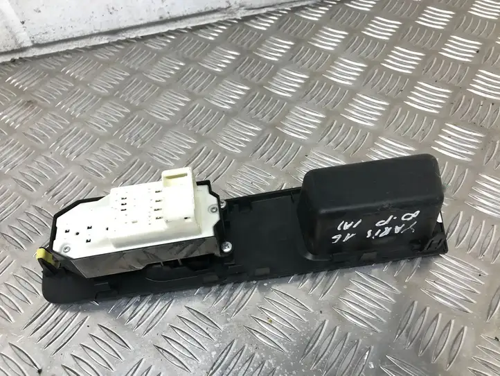Toyota Yaris (2014 - 2019) 742310D730 Блок кнопок стеклоподъемников — фото 3