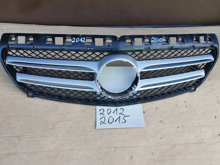 Mercedes-Benz A W176 (2012 - 2018) A1768880260 Верхняя решетка радиатора — фото 1
