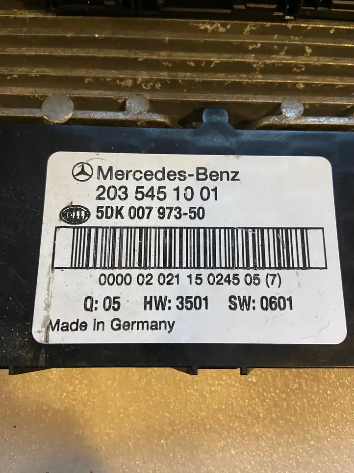 Mercedes-Benz C W203 (2000 - 2007) 2035451001 Блок предохранителей — фото 2