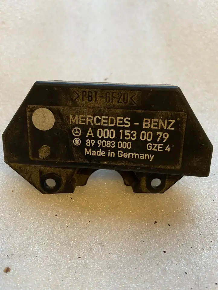 Mercedes-Benz C W203 (2000 - 2007) A0001530079 Реле накала свечей — фото 2