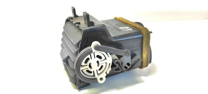 Nissan Almera (2000 - 2003)  68750BM400 Центральный дефлектор