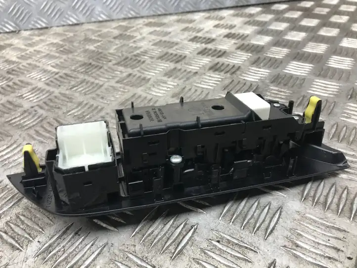 Toyota Prius (XW50) (2015 - ) 8404047070 Блок кнопок стеклоподъемников — фото 4
