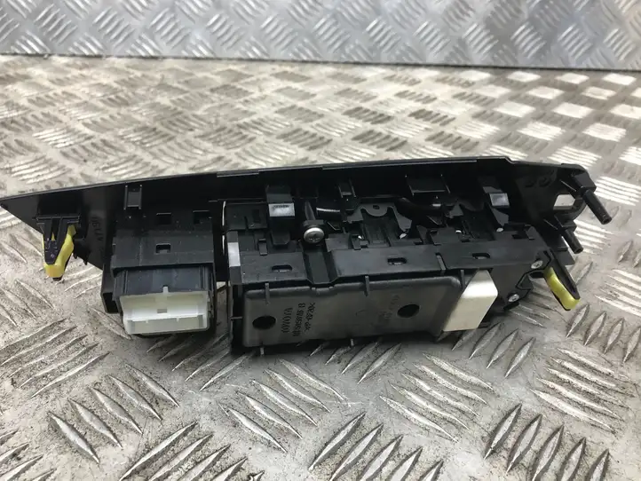 Toyota Prius (XW50) (2015 - ) 8404047070 Блок кнопок стеклоподъемников — фото 8
