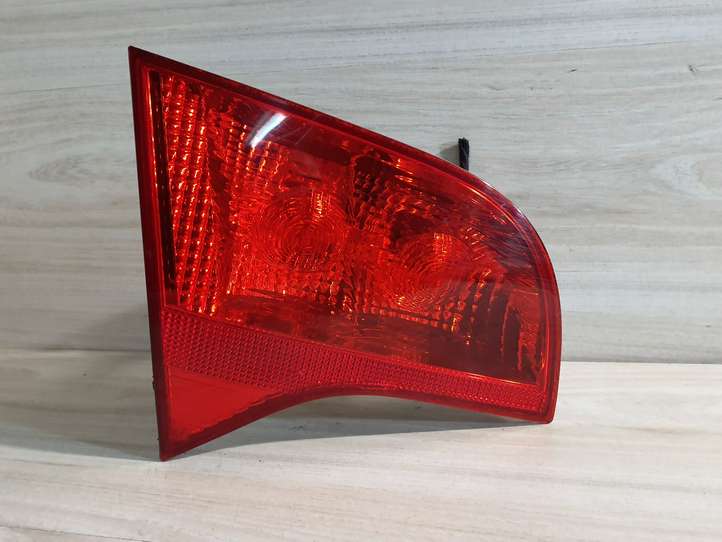 Audi A4 (2004 - 2009)   Задний фонарь в крышке багажника
