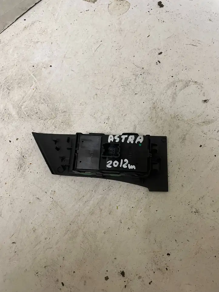Opel Astra J (2009 - 2012) 13305011 Кнопка стеклоподъемников — фото 1