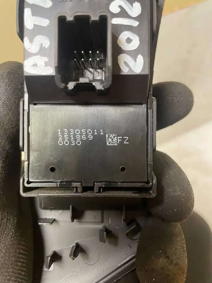 Opel Astra J (2009 - 2012) 13305011 Кнопка стеклоподъемников — фото 3