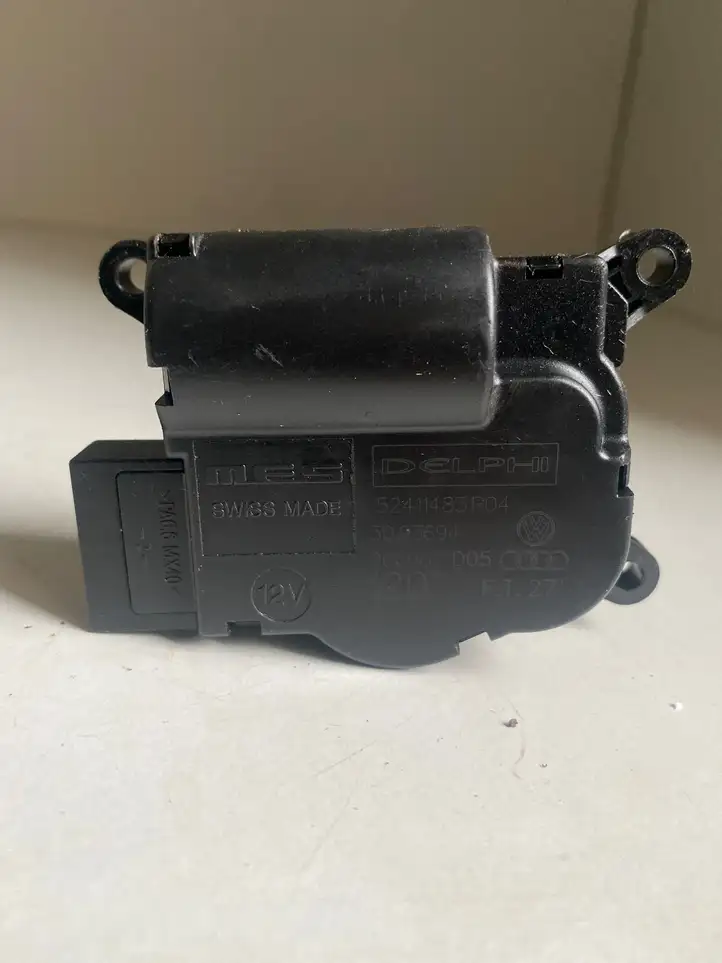 Volkswagen Touareg I (2002 - 2010) 52411483R04 Двигатель задвижки потока воздуха — фото 1
