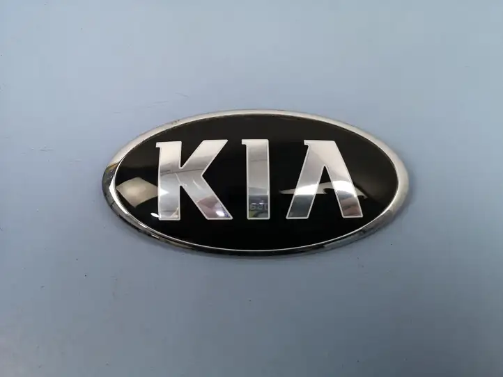 Kia Ceed (2018 - 2021) 863183R500 Эмблема автомобиля — фото 1