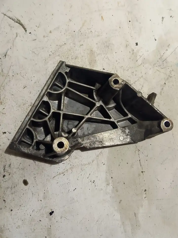 Seat Ibiza II (6k) (1999 - 2002) 038199207AJ Кронштейн двигателя — фото 1