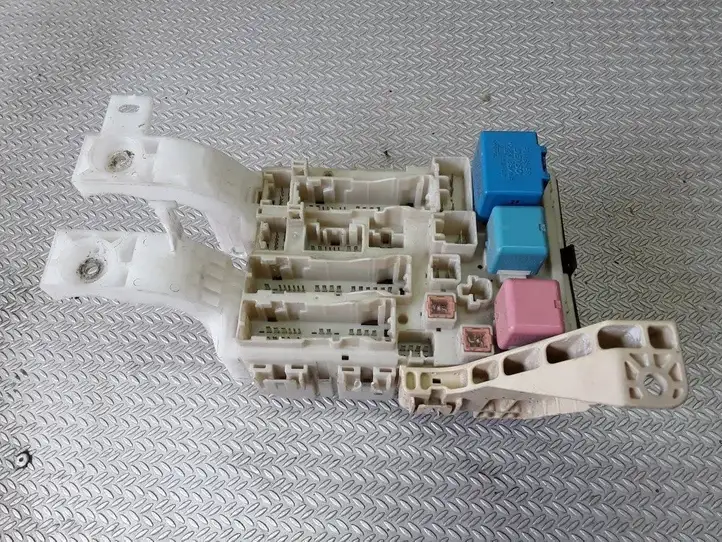 Toyota Yaris (2005 - 2009)  8273052700 Блок предохранителей