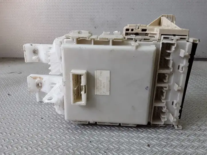 Toyota Yaris (2005 - 2009)  8273052700 Блок предохранителей