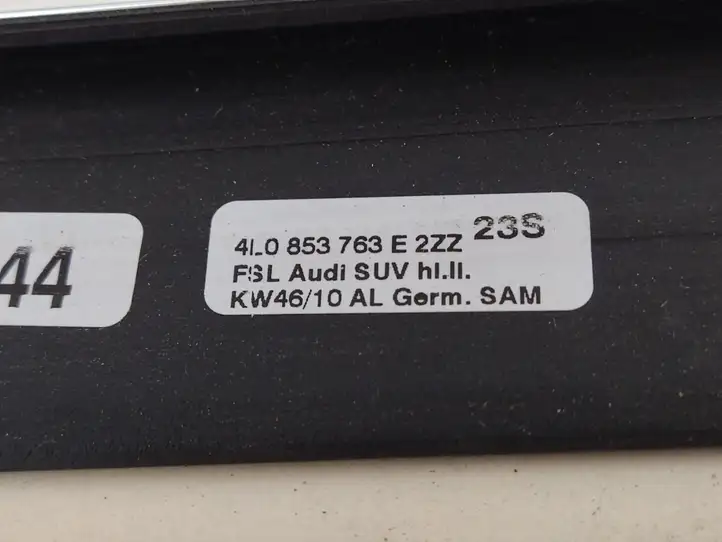 Audi Q7 4L (2009 - 2015) 4L0853763E Накладка стекла задней двери — фото 4
