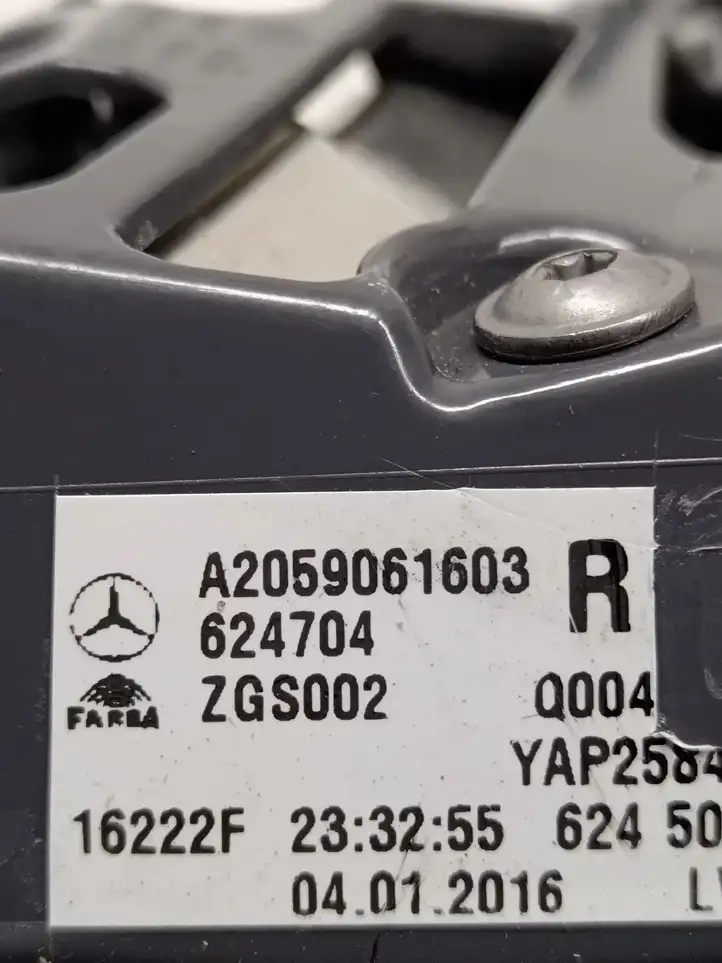 Mercedes-Benz C AMG W205 (2014 - ) A2059061603 Задний фонарь в крышке багажника — фото 3