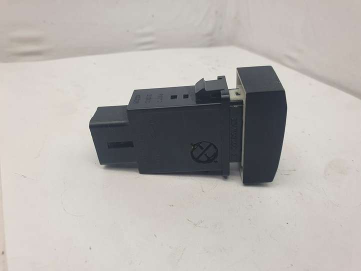 Kia Sorento (2002 - 2006)  864W030002 Кнопка крюка в багажнике