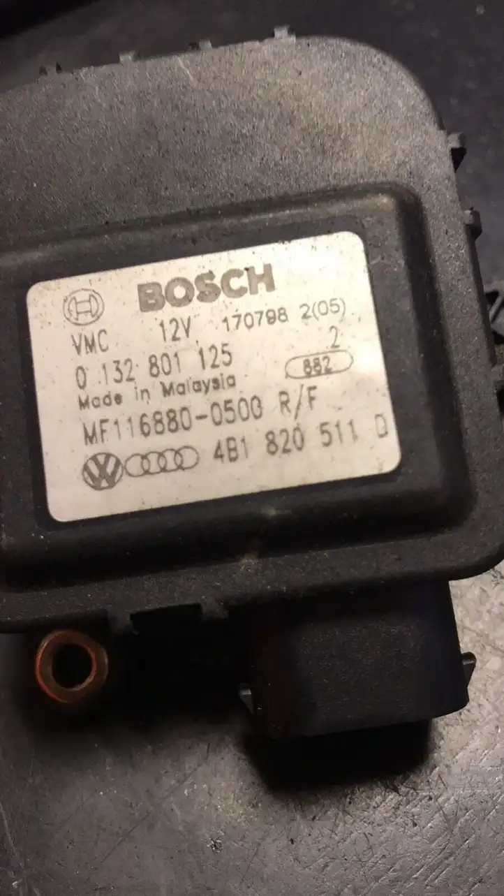 Volkswagen PASSAT B5.5 (2001 - 2005) 0132801125 Двигатель задвижки потока воздуха — фото 2