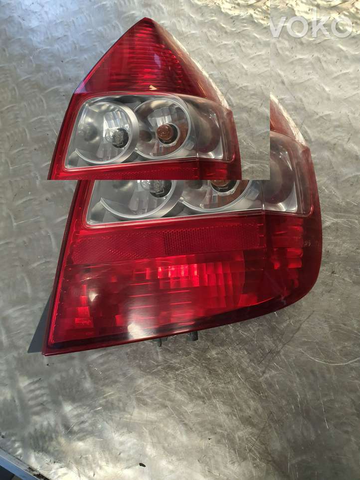 Honda Jazz (2004 - 2008)   Задний фонарь в кузове