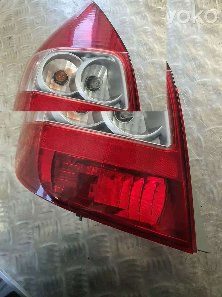 Honda Jazz (2004 - 2008)   Задний фонарь в кузове
