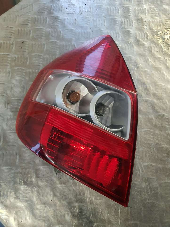 Honda Jazz (2004 - 2008)   Задний фонарь в кузове