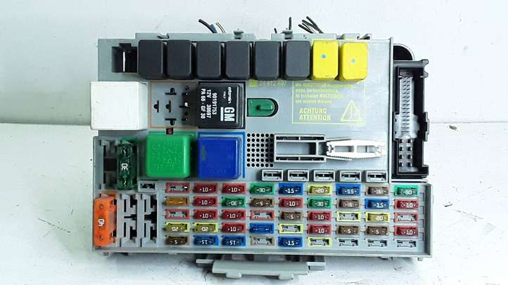Opel Zafira (2003 - 2006)  24412497 Ящик предохранителей (комплект)