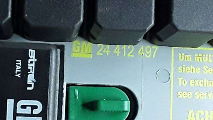 Opel Zafira (2003 - 2006)  24412497 Ящик предохранителей (комплект)