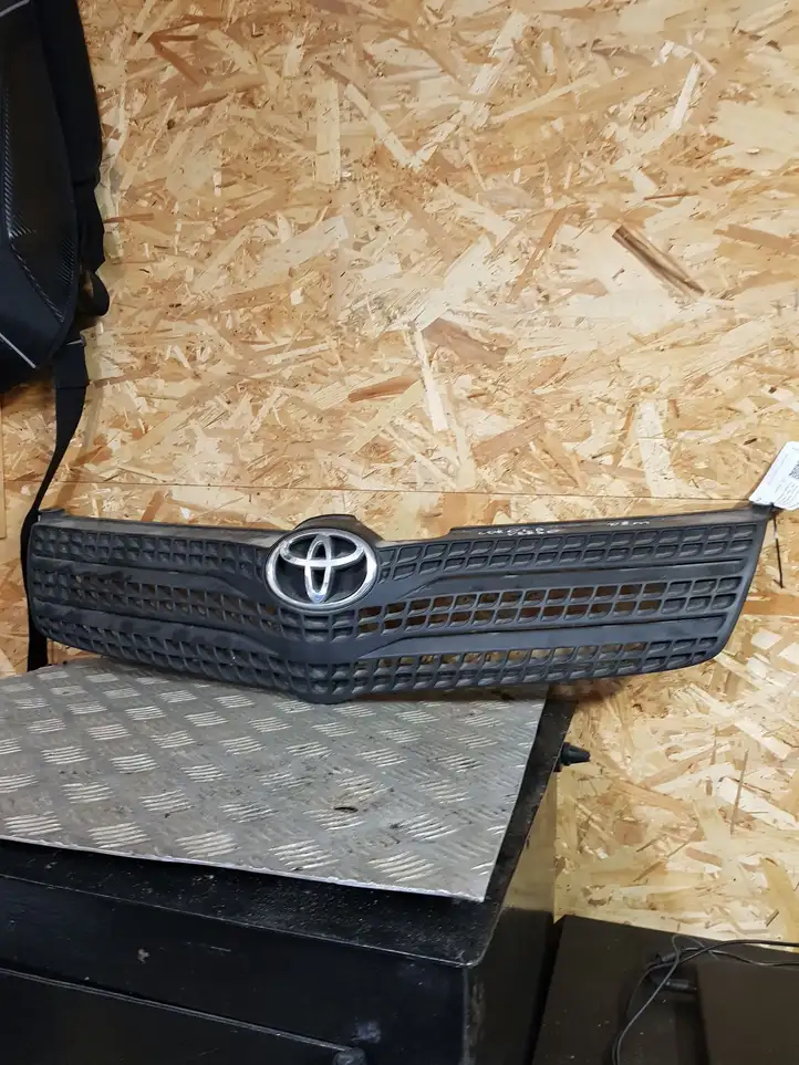 Toyota Corolla Verso E121 (2001 - 2004) 5311113240 Передняя решетка — фото 1