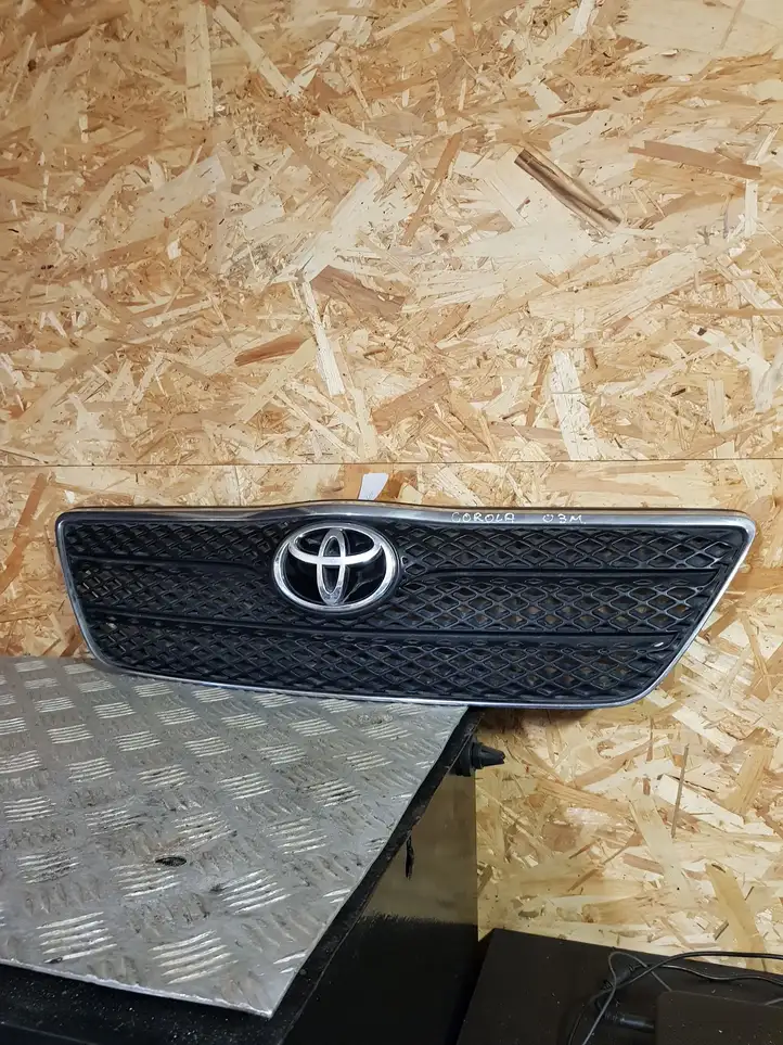 Toyota Corolla E120 E130 (2000 - 2004) Передняя решетка — фото 1