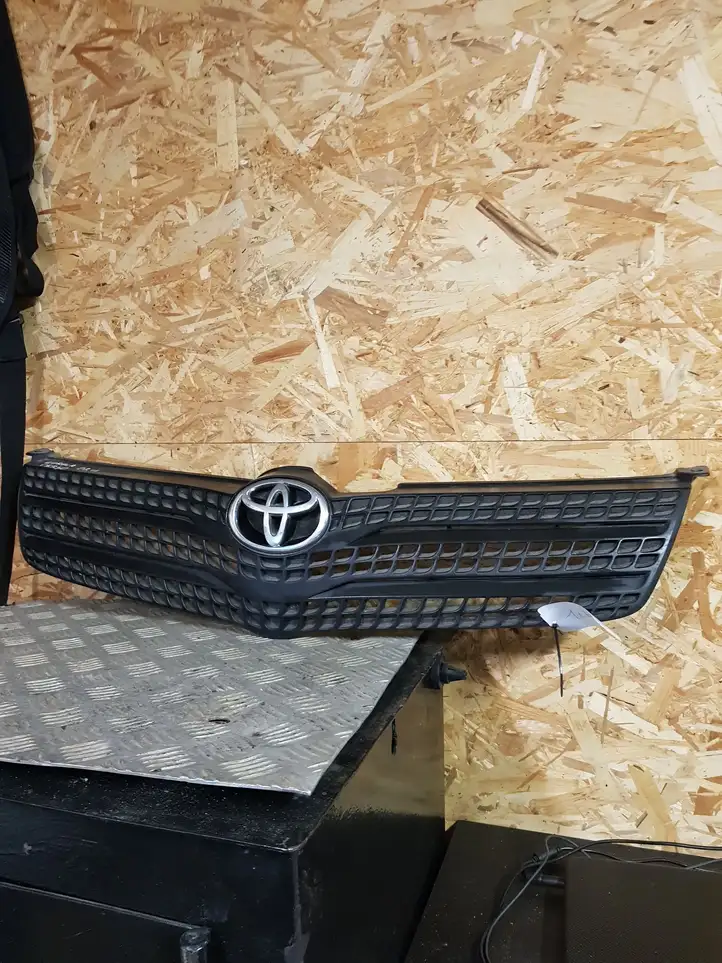 Toyota Corolla Verso E121 (2001 - 2004) 5311113240 Передняя решетка — фото 1