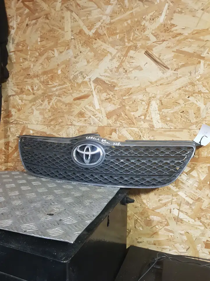 Toyota Corolla E120 E130 (2000 - 2004) Передняя решетка — фото 1