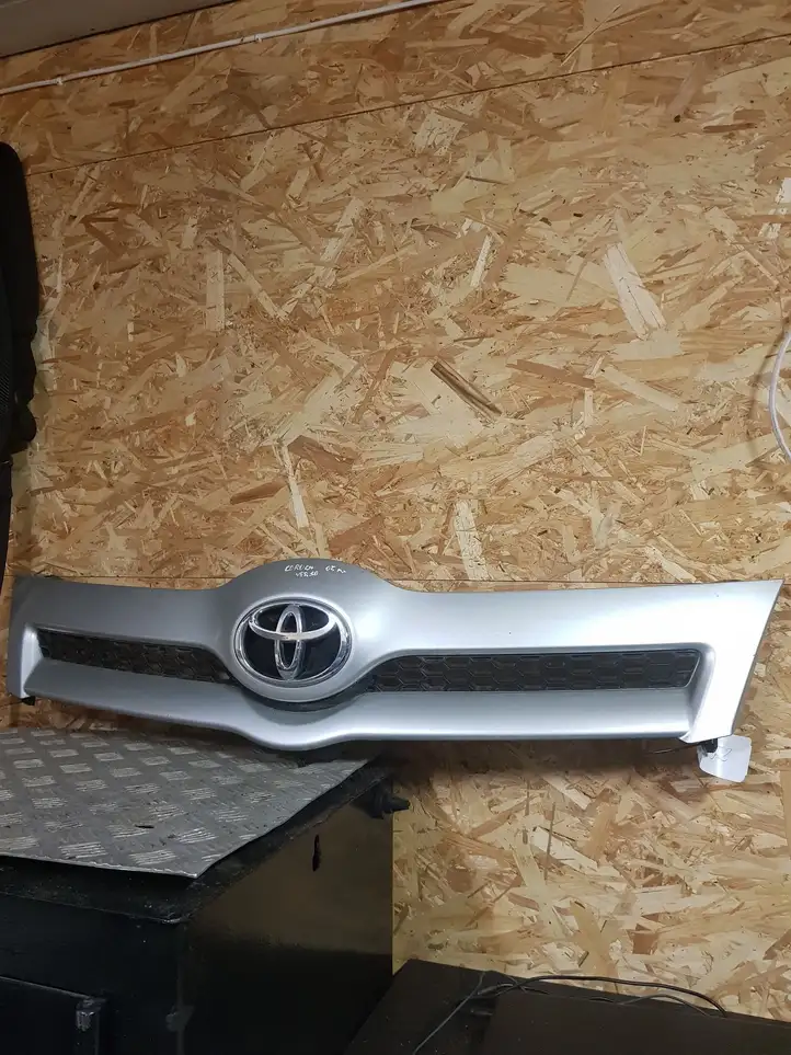 Toyota Corolla Verso AR10 (2004 - 2009) 531110F010 Передняя решетка — фото 1