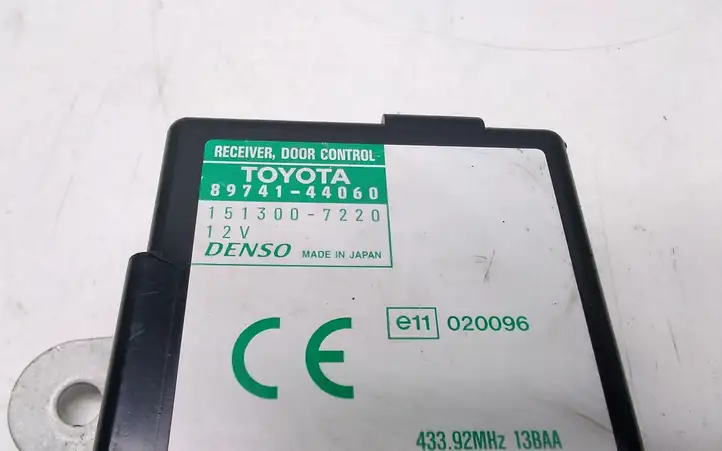 Toyota Avensis Verso (2001 - 2004) 8974144060 Блок управления дверью — фото 2