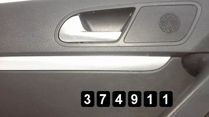 Volkswagen Tiguan (2016 - 2020) # 5n0839113ae 5n0867211 Обшивка передней двери — фото 2