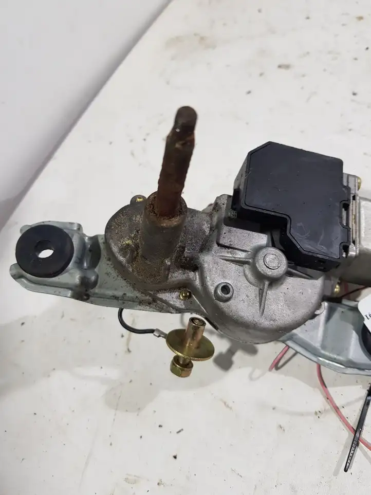 Toyota Corolla E120 E130 (2000 - 2004) 8513002020 Двигатель стеклоочистителя заднего стекла — фото 1