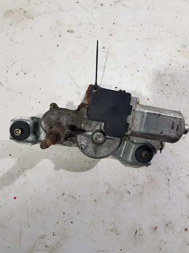 Toyota Corolla E120 E130 (2000 - 2004) 8513002020 Двигатель стеклоочистителя заднего стекла — фото 1