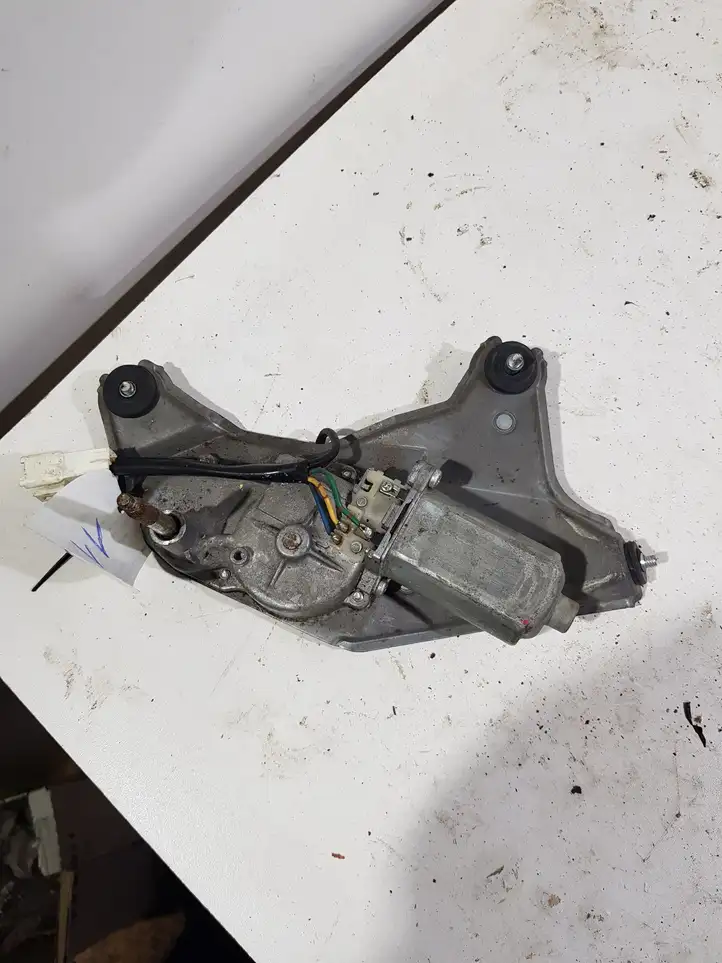 Toyota Prius (XW20) (2003 - 2009) 8513047010 Двигатель стеклоочистителя заднего стекла — фото 1